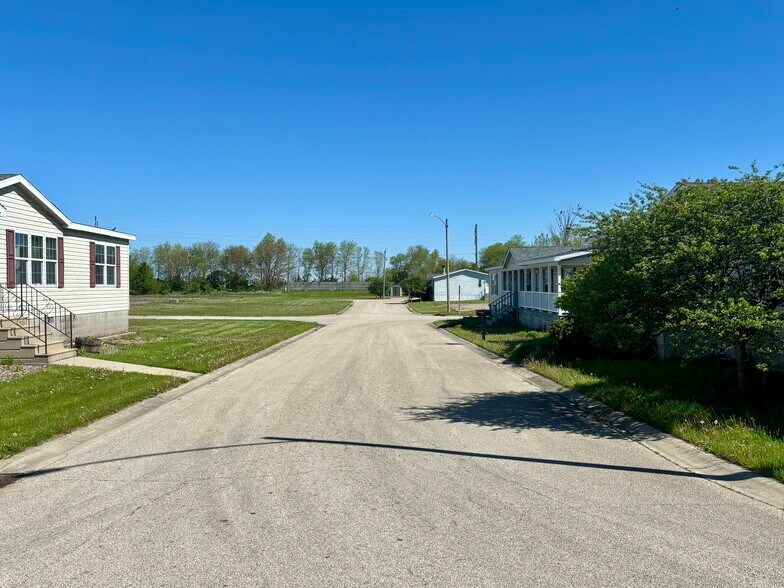 More Photos Of 104 Enterprise Dr, Chenoa Manufactured Housing Mobile Home Park For Sale