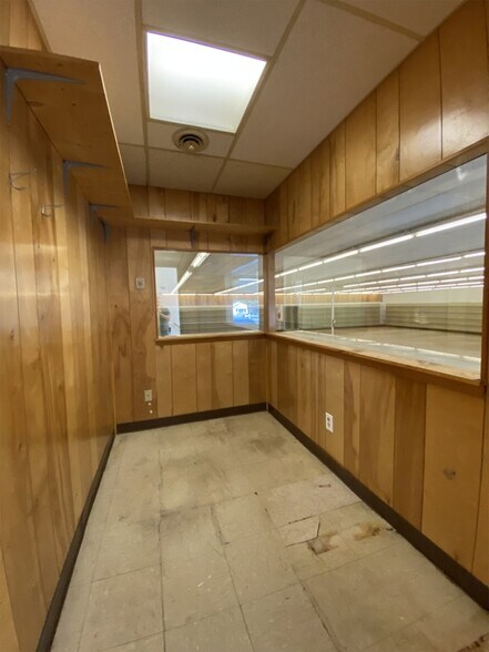 More Photos Of 401 SW 1st St, Paoli Unknown For Lease