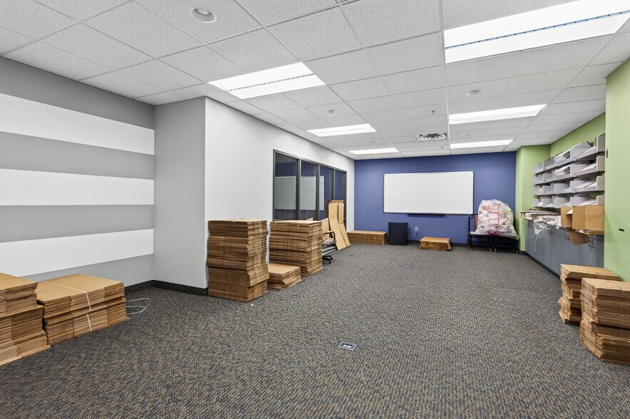 More Photos Of 521-563 Phalen Blvd, Saint Paul Coworking Space