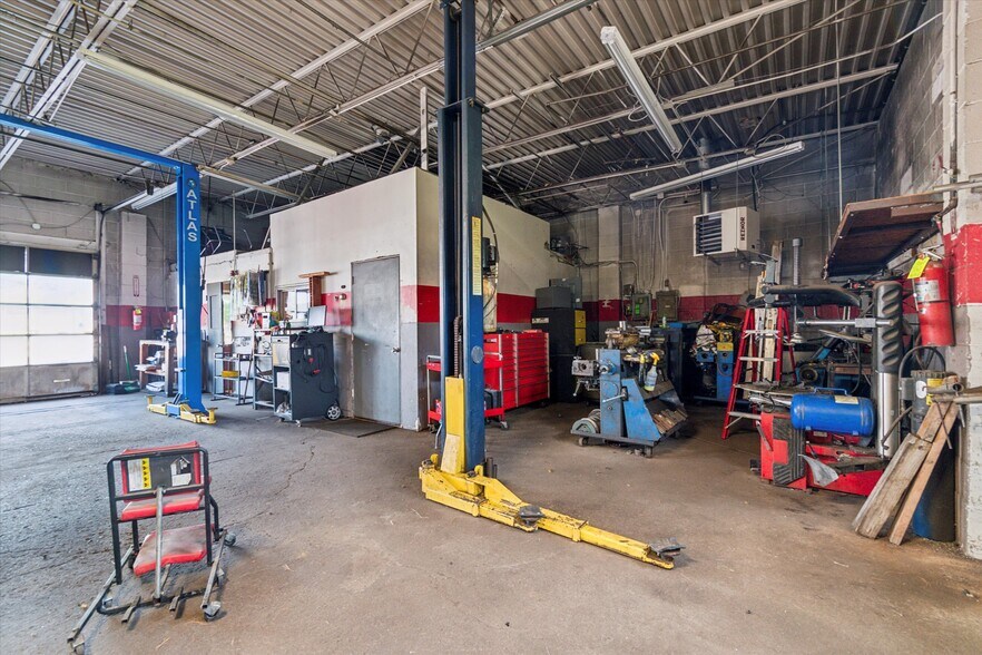 More Photos Of 555 Us Highway 13, Bristol General Retail For Sale