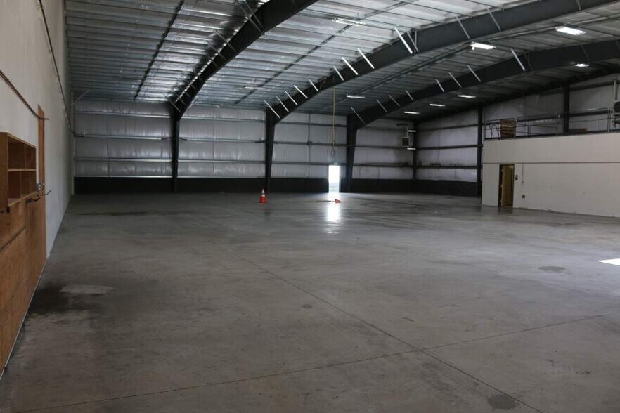 More Photos Of 3543 Steelhead Run Ave, Albany Manufacturing For Lease