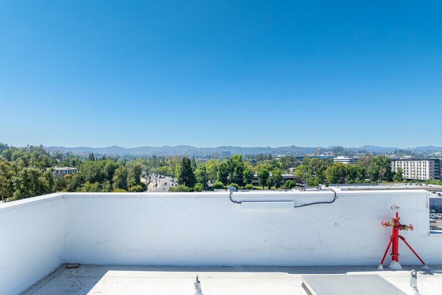 More Photos Of 21010 Erwin St, Woodland Hills Apartments For Lease