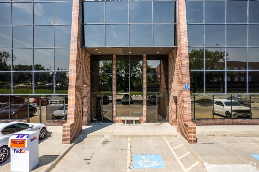 More Photos Of 301 S 70th St, Lincoln Office For Sale
