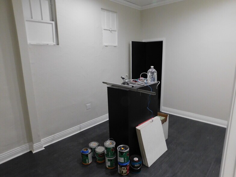 More Photos Of 16938-16940 Ventura Blvd, Encino Storefront For Lease