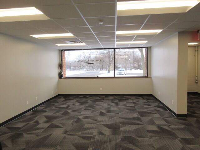 More Photos Of 200 Creek Ln N, Jordan Bank For Lease