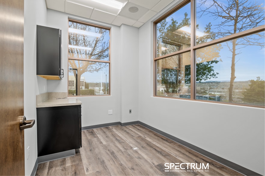 More Photos Of 21050 Centre Pointe Pky, Santa Clarita Medical For Lease