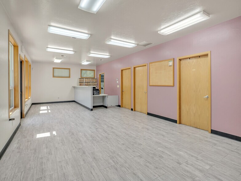 More Photos Of 711 W Main St, Sheridan Veterinarian Kennel For Sale