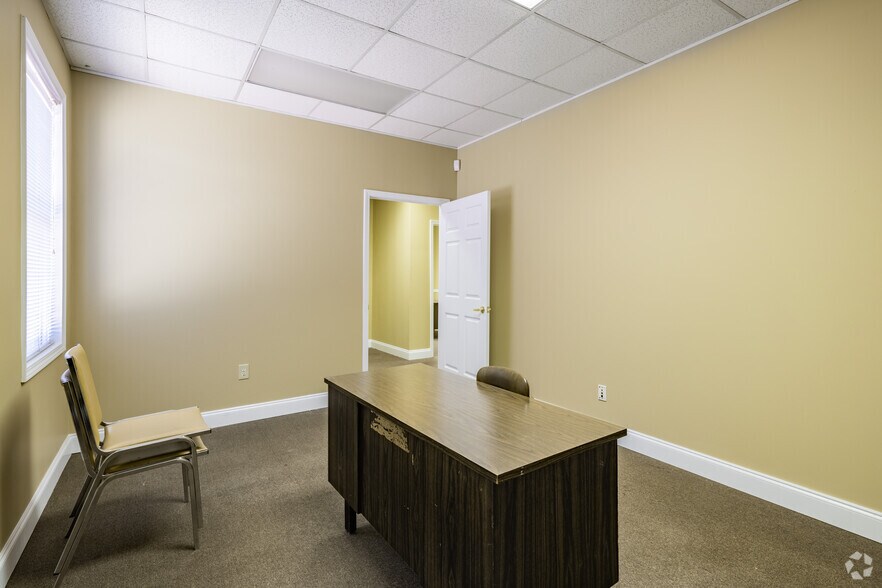 More Photos Of 236 Stockbridge Rd, Jonesboro Office For Sale