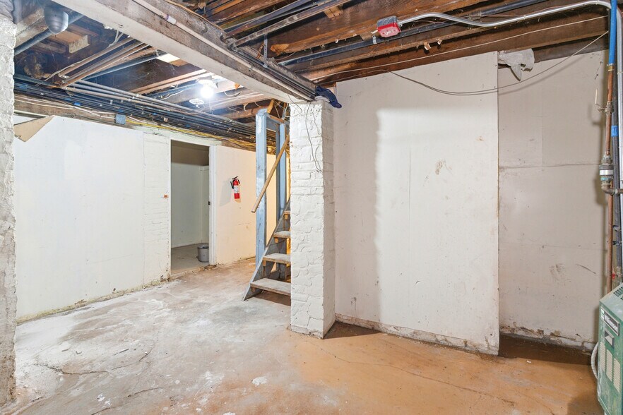 More Photos Of 237 Astor St, Newark Apartments For Sale