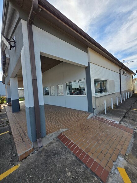 More Photos Of 14206 S Post Oak Rd, Houston General Retail For Sale