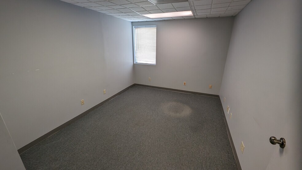 More Photos Of 5005 Lincolnway E, Mishawaka Warehouse For Lease