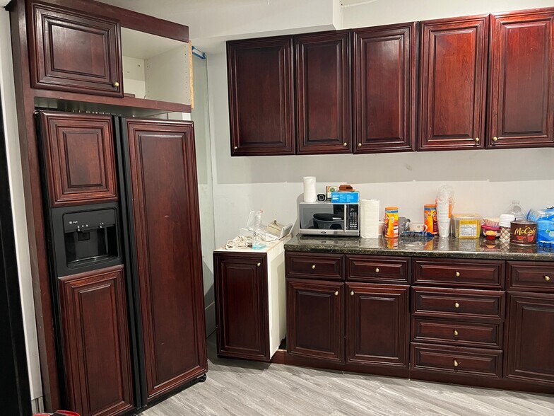 More Photos Of 9121 Woodman Ave, Arleta Storefront Retail Office For Sale