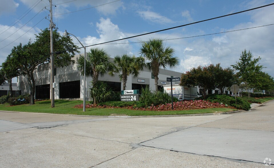 More Photos Of 150 Teal St, Saint Rose Warehouse For Lease