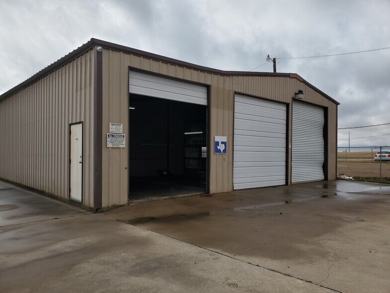 More Photos Of 108 West Gillum, Grandview Warehouse For Sale