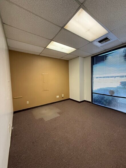 More Photos Of 6701 McDivitt Dr, Bakersfield Warehouse For Lease