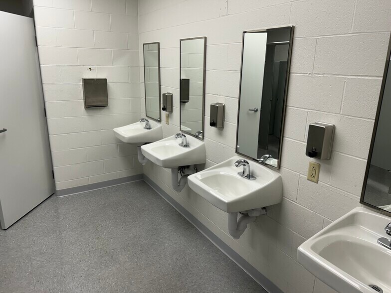 More Photos Of 4000-4024 Precision Dr, Cincinnati Manufacturing For Sale