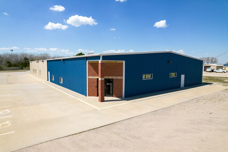Primary Photo Of 1302 N Grand St, Hutchinson Flex For Lease