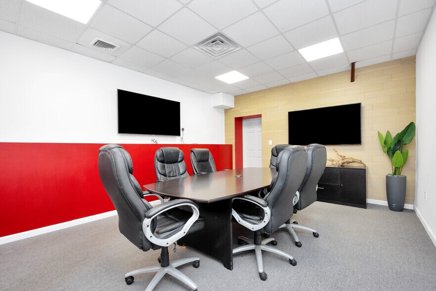 More Photos Of 429 W Main St, Patchogue Freestanding For Lease