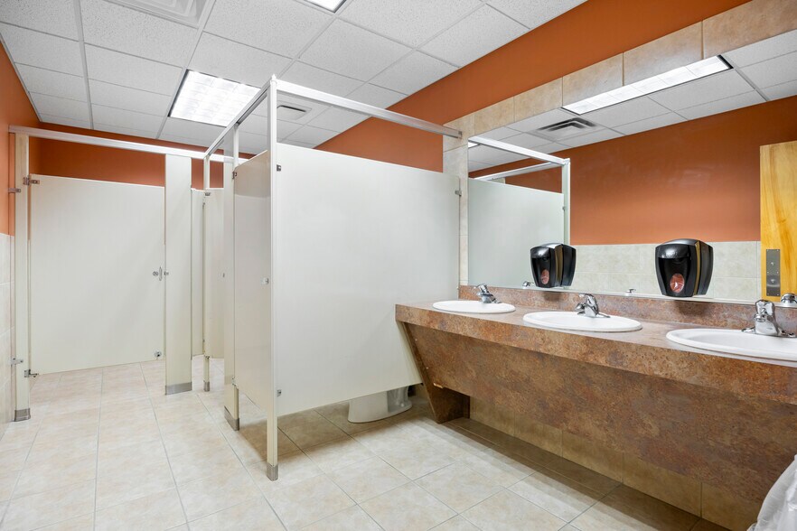 More Photos Of 930 Albany Shaker Rd, Latham Medical For Lease