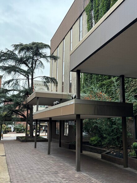 More Photos Of 14-20 W Market St, York Office For Sale