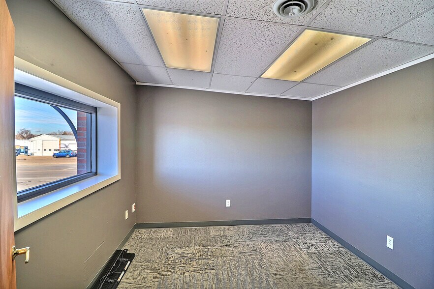 More Photos Of 1616 2nd Ave, Greeley Service For Lease