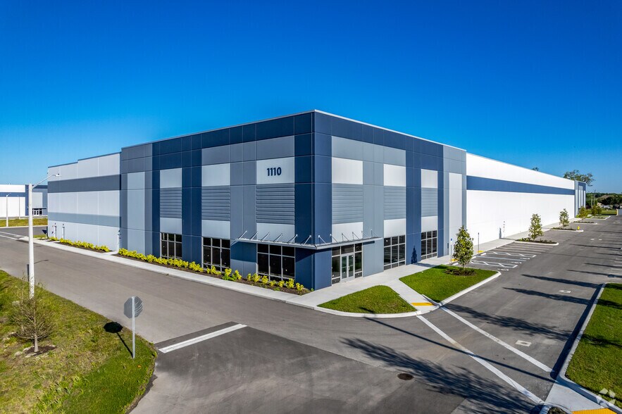 More Photos Of 1110 17th St E, Palmetto Distribution For Lease