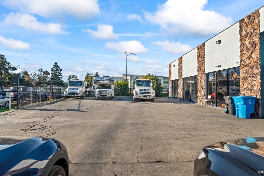 More Photos Of 2001-2005 Spring St, Redwood City Service For Sale