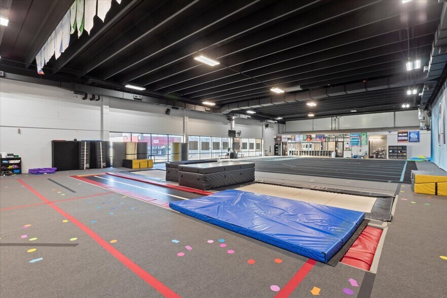 More Photos Of 7 S 4th St, Council Bluffs Health Club For Lease