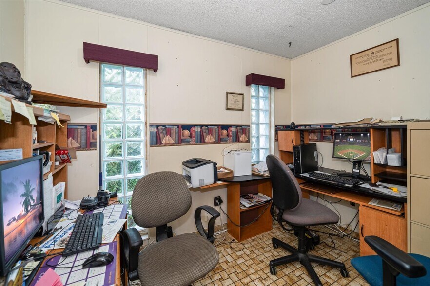 More Photos Of 1631 W Bay Dr, Largo Veterinarian Kennel For Sale