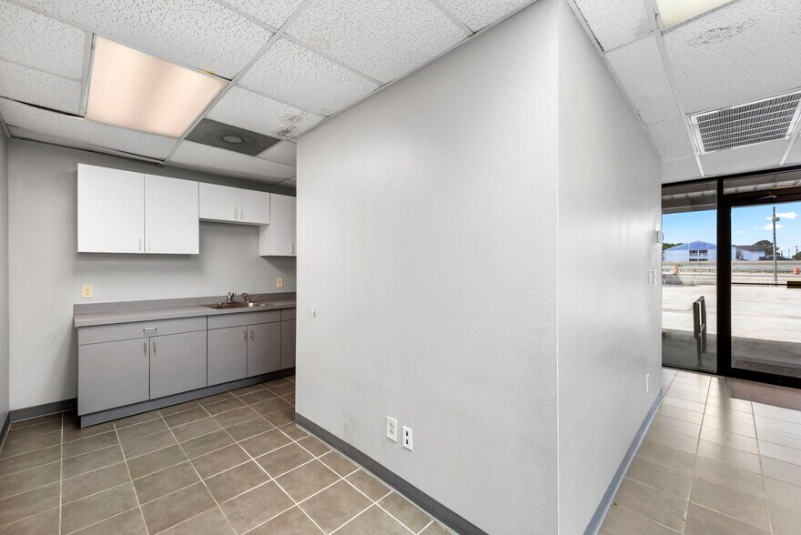 More Photos Of 3101 Gulf Fwy, Dickinson Auto Dealership For Sale