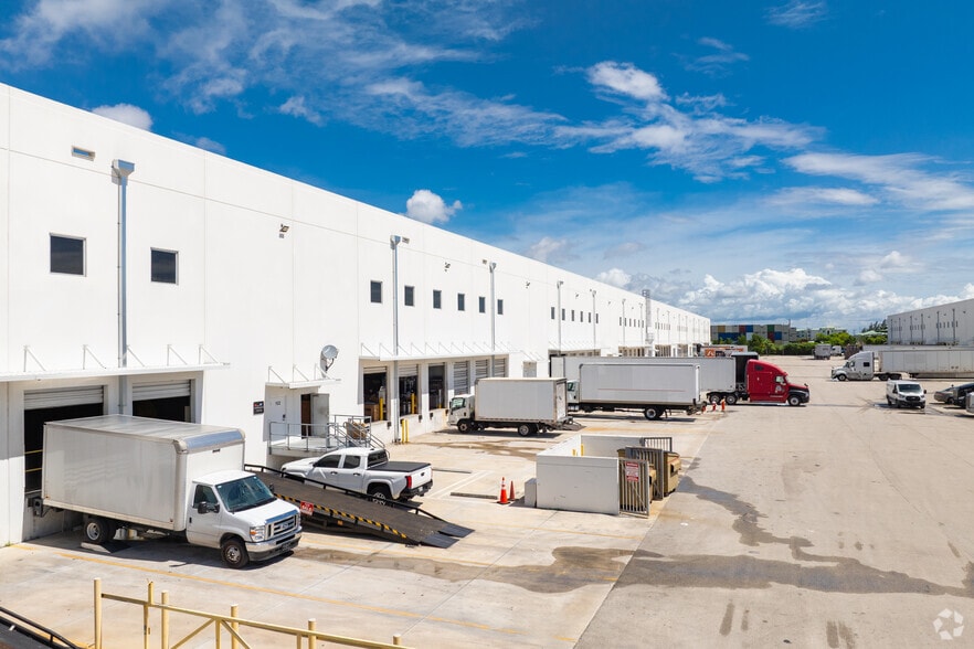 More Photos Of 8565 W 44th Ave, Hialeah Warehouse For Lease