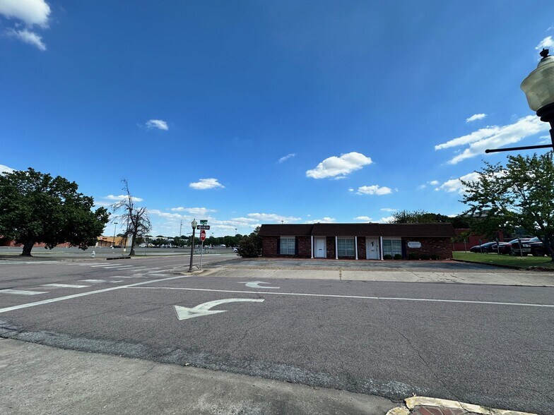 More Photos Of 330 N 4th St, Muskogee Office For Lease
