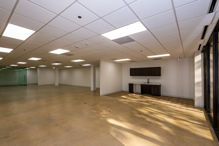 More Photos Of 104 Decker Ct, Irving Unknown For Lease