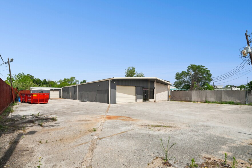 More Photos Of 2920 Golfcrest Blvd, Houston Industrial For Lease
