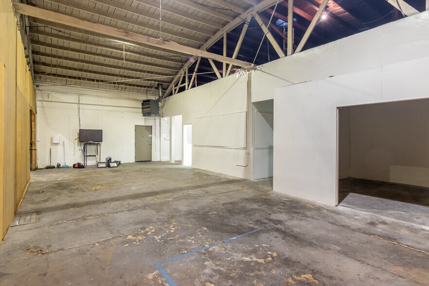 More Photos Of 11129 Hartsook St, North Hollywood Warehouse For Lease