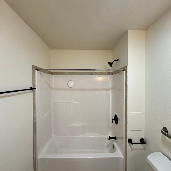 More Photos Of 143 N West St, Bertram Flex For Sale