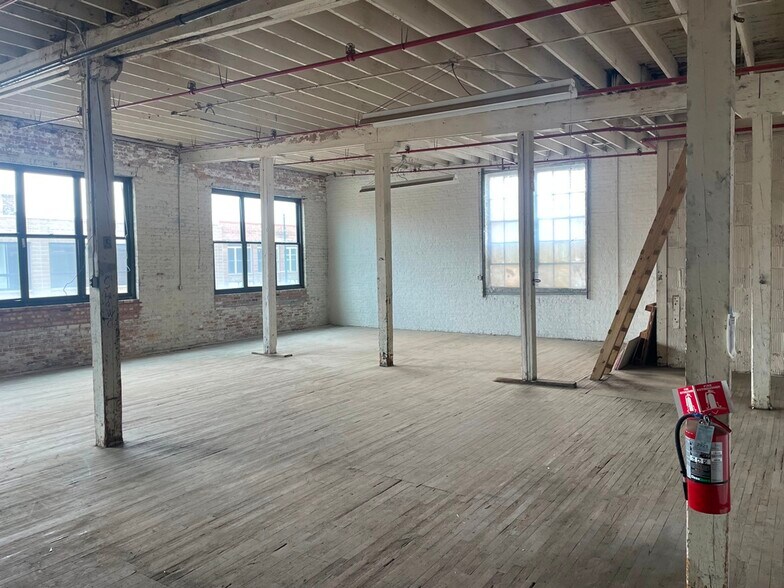 More Photos Of 1622 W Carroll Ave, Chicago Industrial For Sale