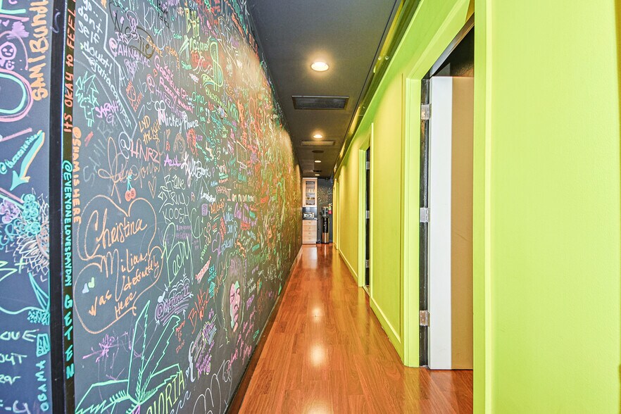 More Photos Of 10800 Ventura Blvd, Studio City Loft Creative Space For Lease