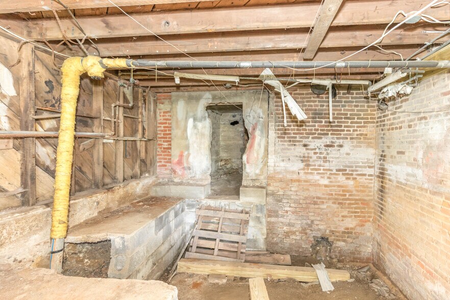 More Photos Of 1340 W Main St, Wytheville Loft Creative Space For Sale