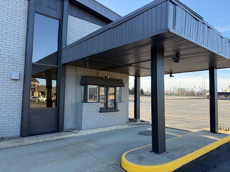 More Photos Of 1212 Towanda Ave, Bloomington Storefront Retail Office For Lease