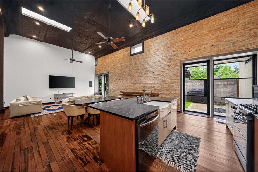 More Photos Of 612 High St, Comfort Storefront Retail Residential For Lease