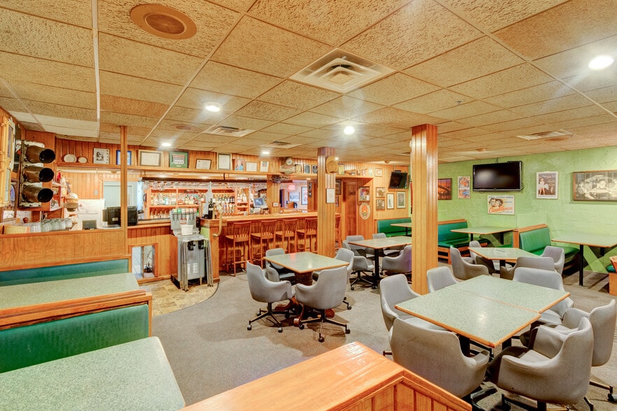 More Photos Of 1702 Park Hill Dr, Gainesville Restaurant For Sale