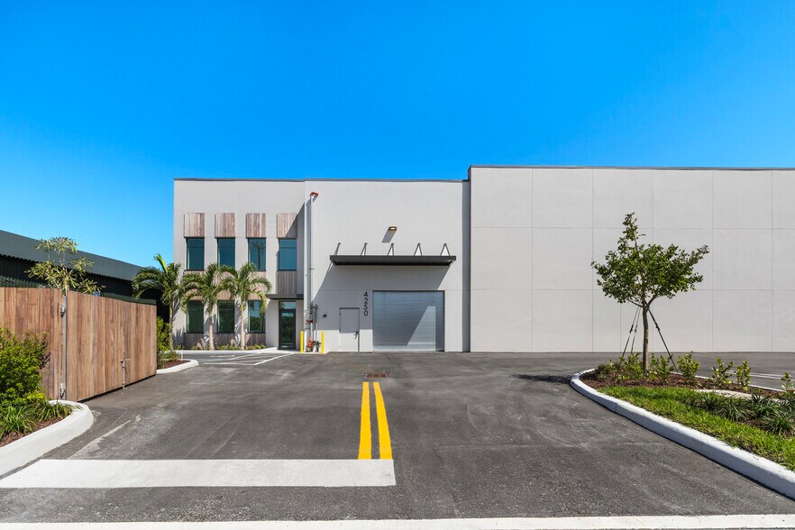 More Photos Of 4250 Georgia Ave, West Palm Beach Warehouse For Lease
