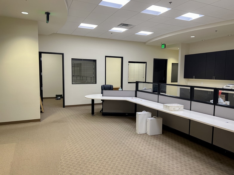 More Photos Of 34929 Flyover Ct, Bakersfield Warehouse For Lease