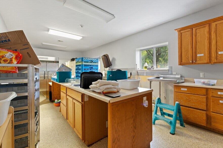 More Photos Of 185 Rebecca St, Gentry Office For Lease