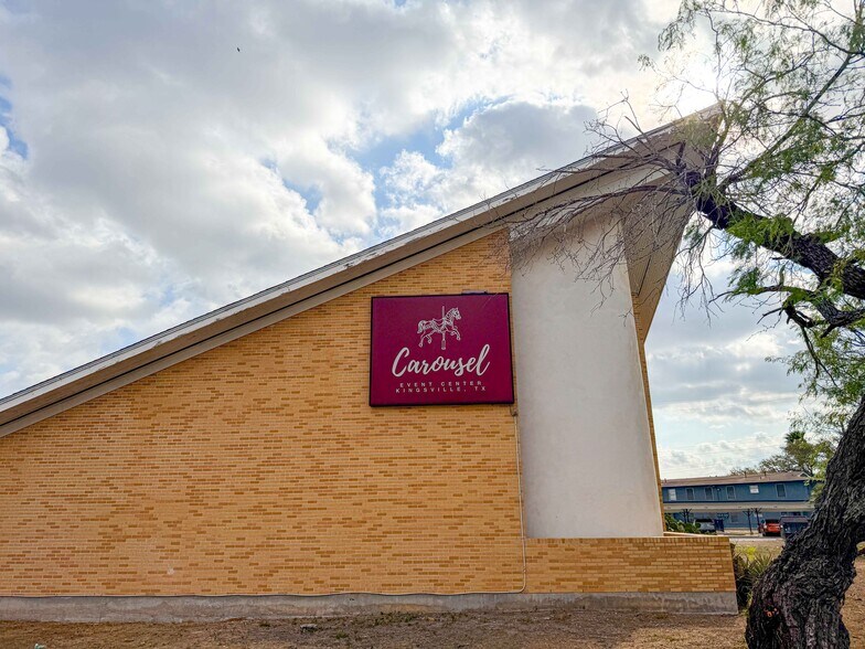 Primary Photo Of 1120 E Sen Carlos Truan Blvd, Kingsville Restaurant For Sale