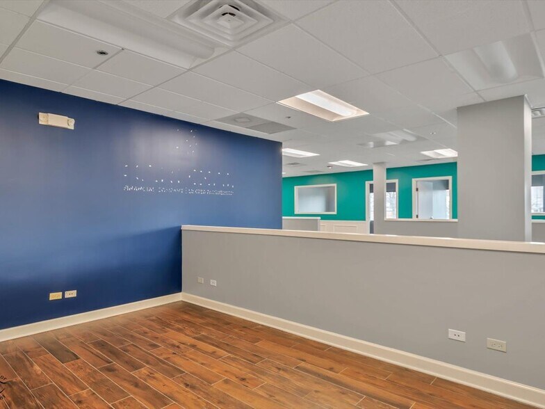 More Photos Of 1990 E Algonquin Rd, Schaumburg Medical For Lease