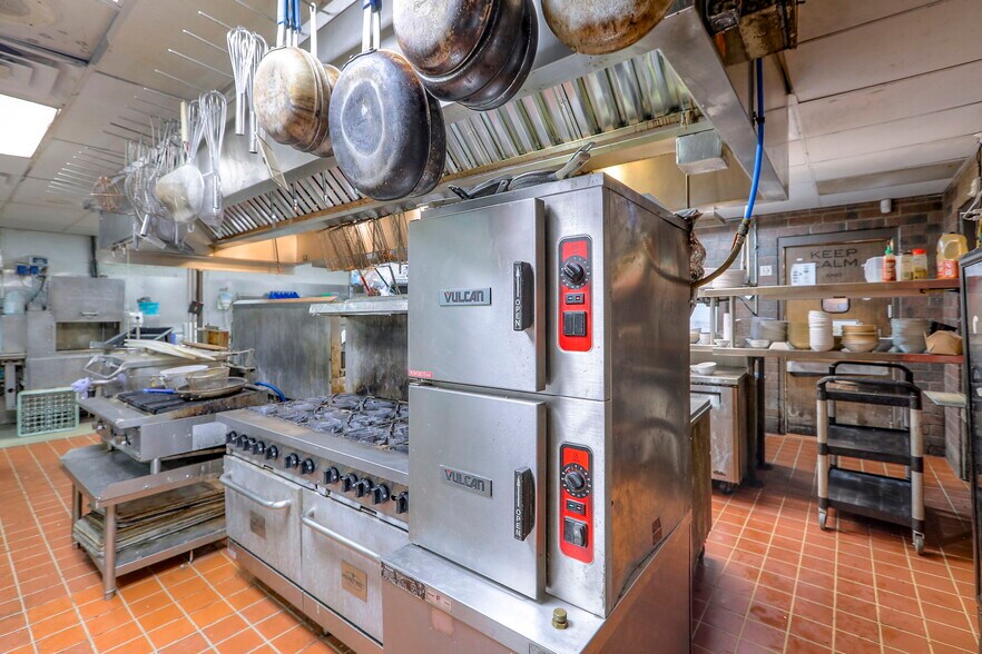 More Photos Of 330 E 135th St, Kansas City Restaurant For Sale