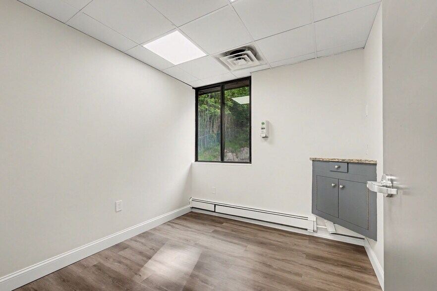 More Photos Of 7 Riversville Rd, Greenwich Medical For Lease