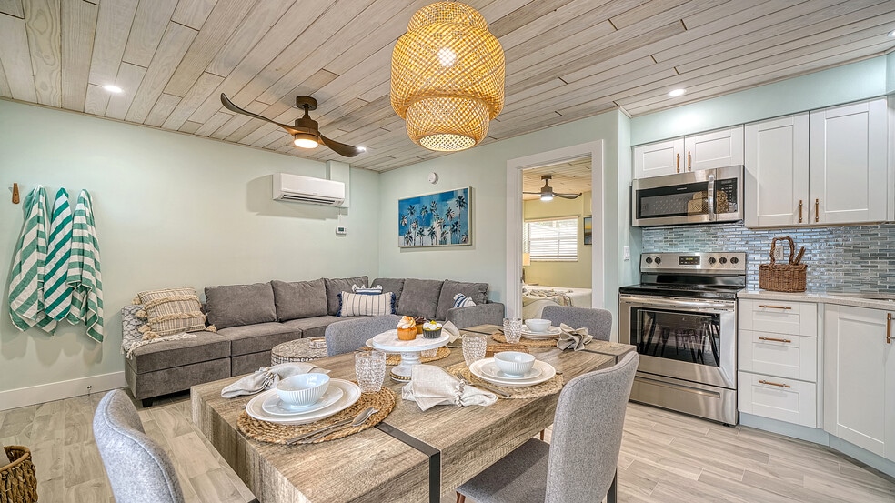 More Photos Of 104 Avenida Veneccia, Siesta Key Multifamily For Sale